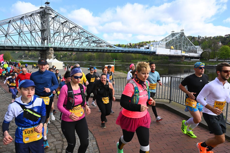 Vom Blauen Wunder ging's für die Zehn-Kilometer-Läufer ins Heinz-Steyer-Stadion.