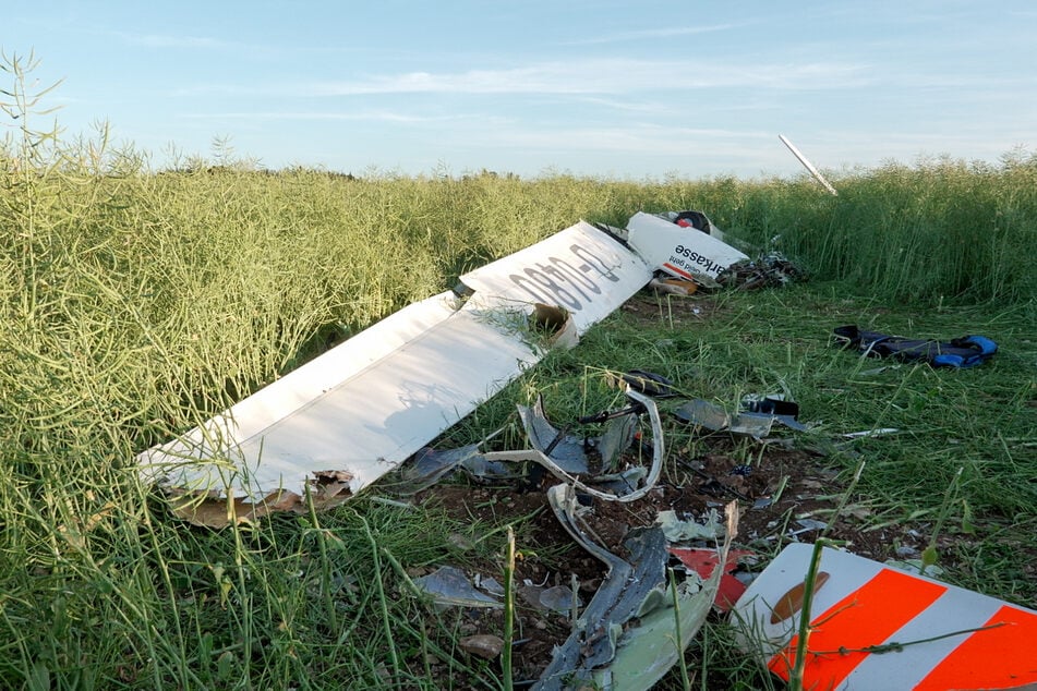Einzelteile des Fliegers verteilten sich auf einem Feld bei Greding.