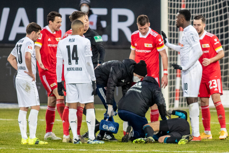 Unions Torwart Andreas Luthe war mit Mitspieler Robin Knoche und Gladbachs Marcus Thuram kollidiert.