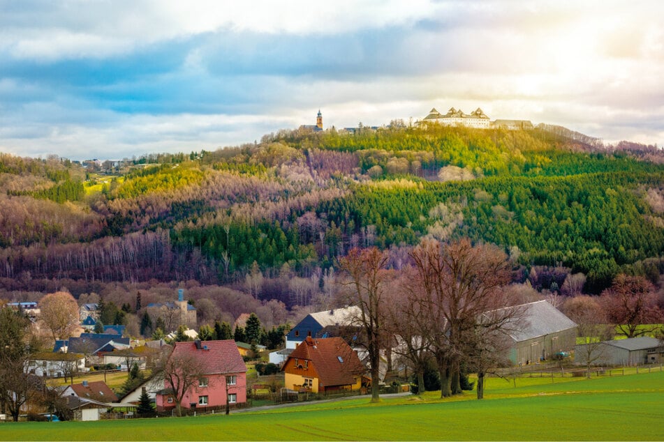 Der Blick auf das schöne Augustusburg wird geprägt vom gleichnamigen Schloss und der Drahtseilbahn.