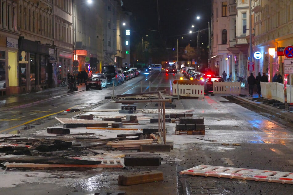 Als der Spuk vorbei und die Barrikaden gelöscht waren, sah es auf der Straße so aus.