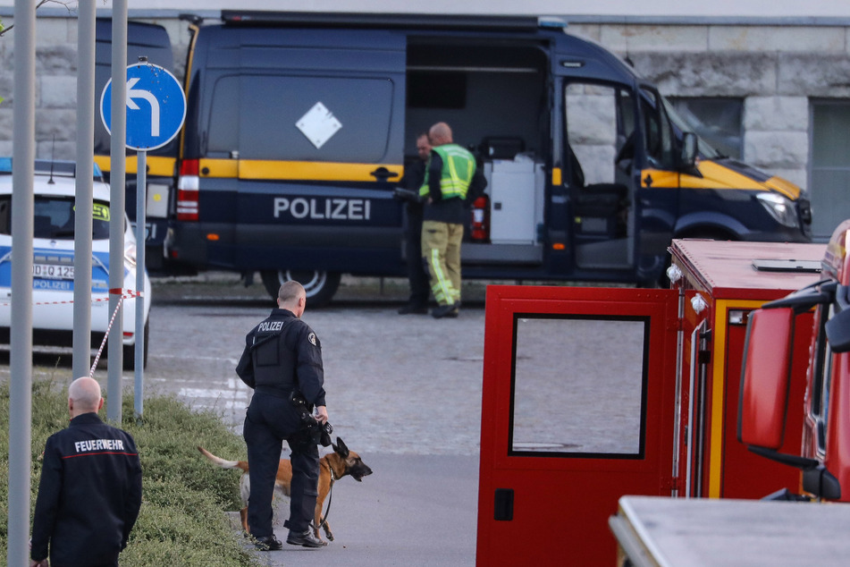 Die Polizei sowie ein Spürhund durchsuchten den Transporter auf Sprengstoff und Gefahrenstoffe, konnten aber nichts finden.