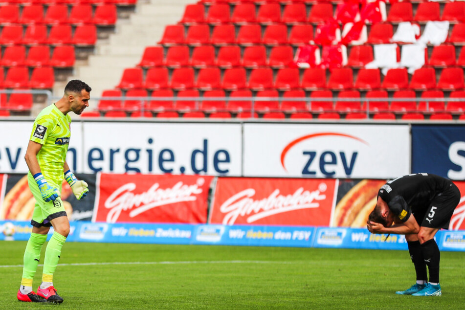 Frust in Halle! Der HFC um Keeper Kai Eisele (l.) und Innenverteidiger Jannes Vollert wurde von Rang eins bis Abstiegsplatz 17 durchgereicht.