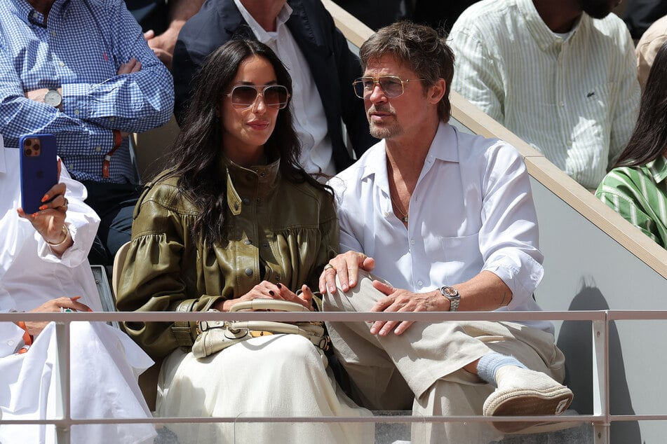 Brad Pitt (62) und Ines de Ramon (33) zeigten sich verliebt bei den French Open.