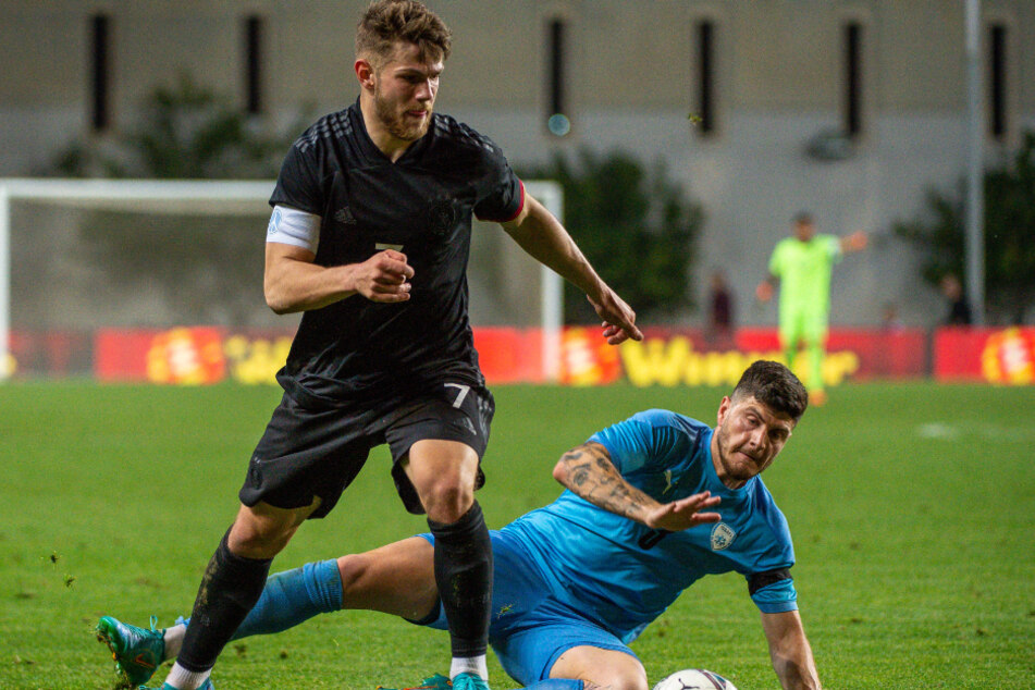 Ziv Morgan (22, am Boden) gegen Jan Thielmann (20) vom 1. FC Köln beim Aufeinandertreffen der deutschen und israelischen U21-Nationalmannschaften im März 2022.