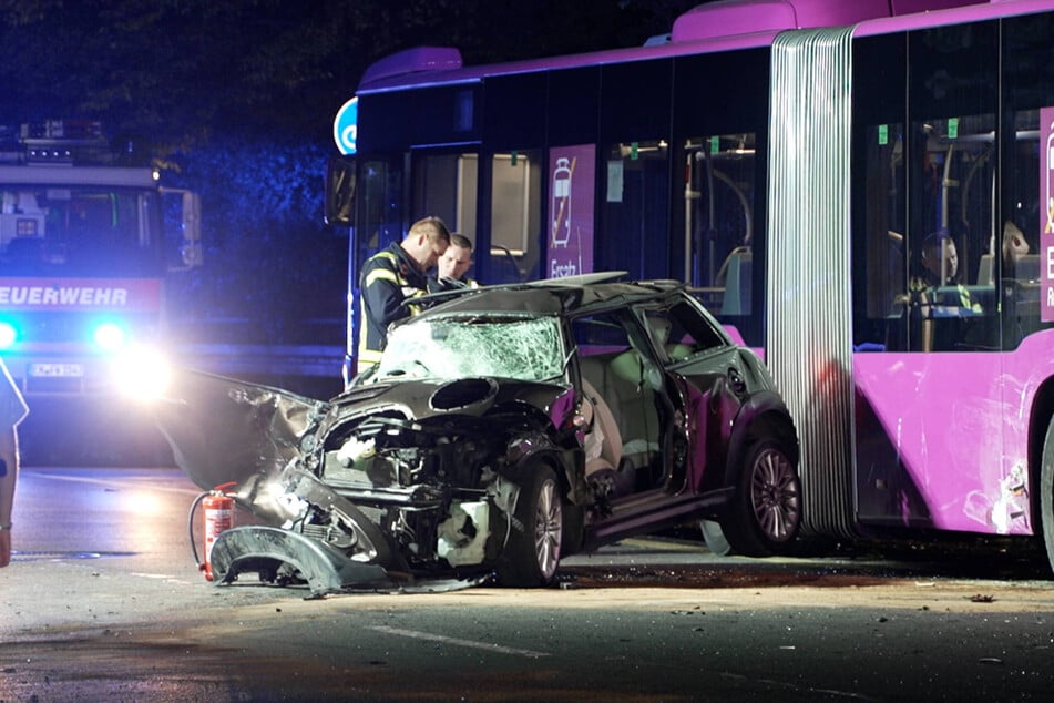 Die 18-jährige Fahrerin musste aus dem völlig zerstörten Mini Cooper herausgeschnitten werden.