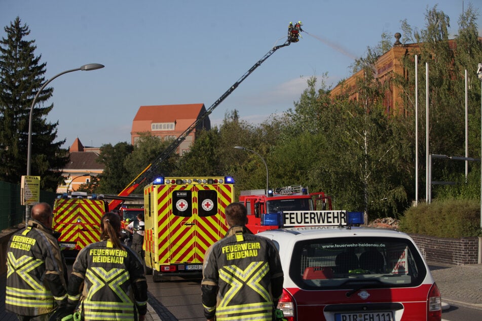 Die Feuerwehr kämpft weiterhin gegen die Flammen.