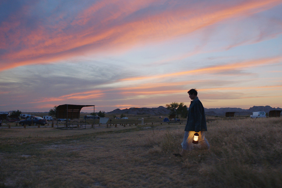 Ein Funken Hoffnung: Fern (Frances McDormand, 63) genießt auch einfach mal einen malerischen Abendhimmel.