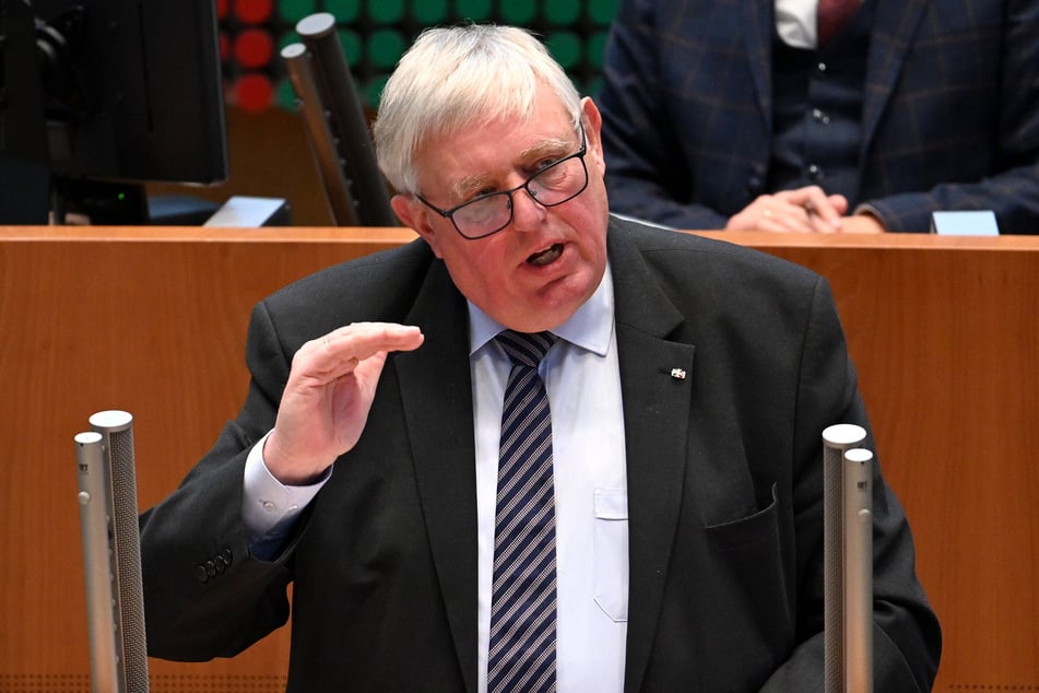 Karl-Josef Laumann (65, CDU) hatte den Landschaftsverband Westfalen-Lippe angewiesen, Anträge auf Entschädigung nach Infektionen von Beschäftigen abzuweisen.