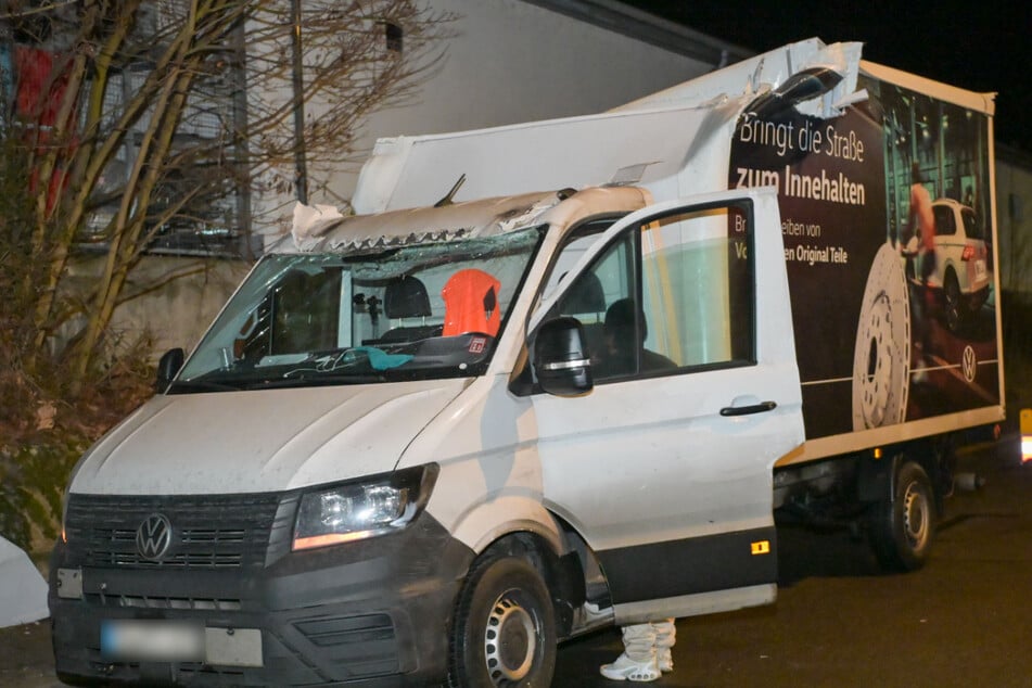 Die Frontscheibe gesplittert, der Auflieger eingedrückt.