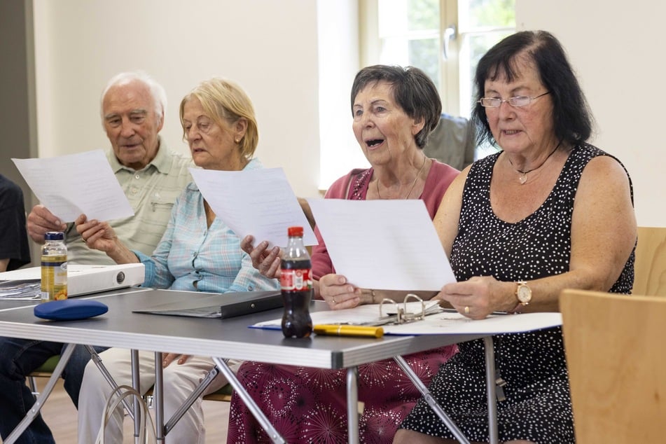 Bergit Bartel (80, 3.v.l.) singt schon seit drei Jahren in der Gruppe "Prohlis-Combo".