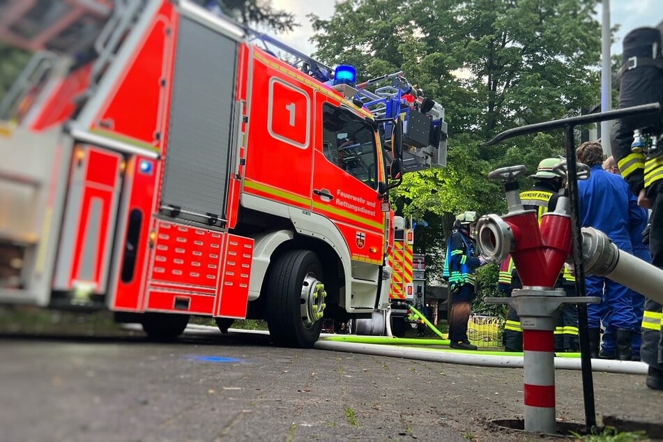 Die Feuerwehr war bei dem Einsatz im Stadtteil Brüser Berg auch mit einem Drehleiterfahrzeug vor Ort.