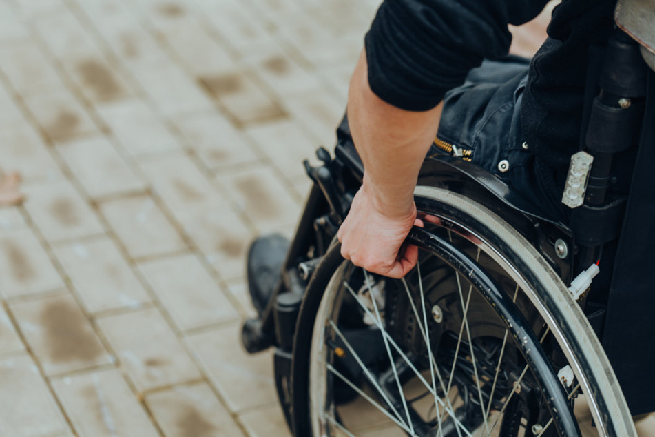 Mordversuch an Rollstuhlfahrer? 61-Jähriger mit schweren Stichverletzungen am Hals