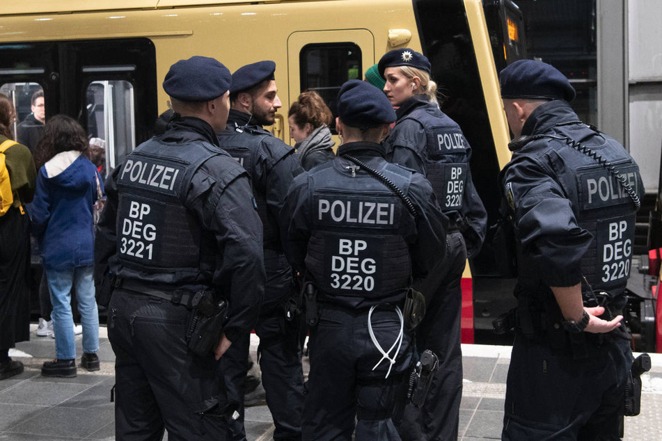 Berlin: Bewaffnete Person in Berliner S-Bahn gemeldet: Polizei durchsucht mehrere Züge