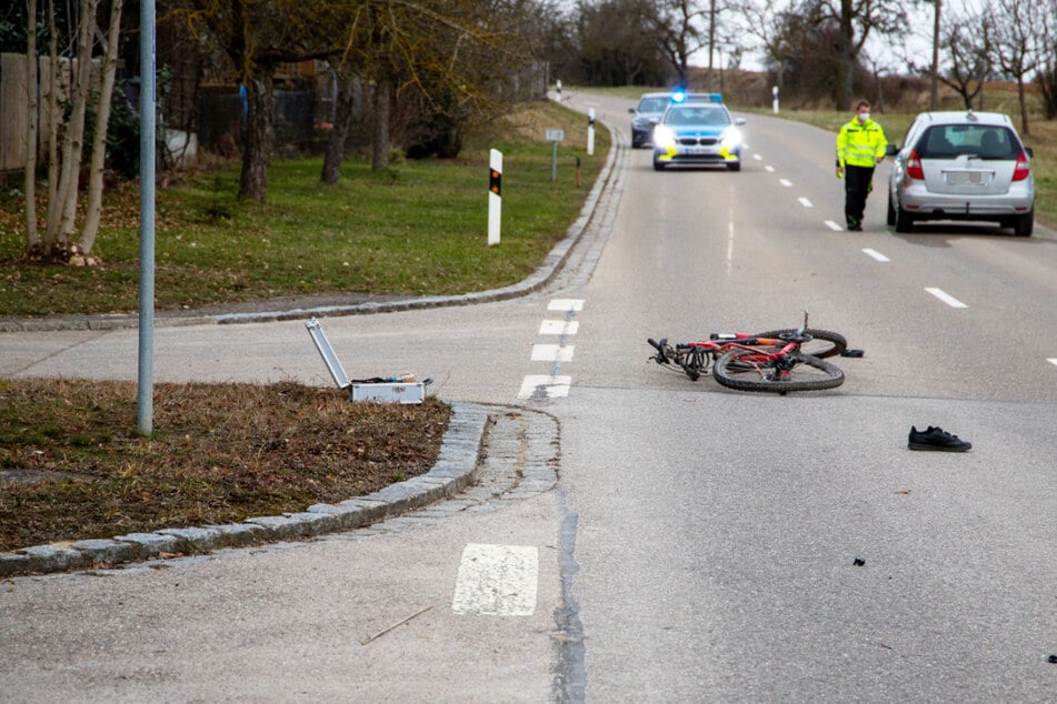 Tödlicher Unfall: Radfahrer kracht frontal gegen Mercedes, jede Hilfe ist zu spät