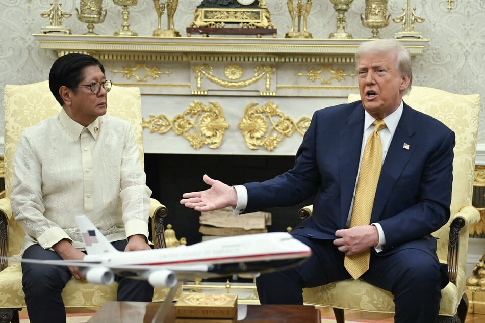 US President Donald Trump (r.) meets with Filipino President Ferdinand Marcos Jr. (l.) in the Oval Office of the White House in Washington, DC, on Tuesday.