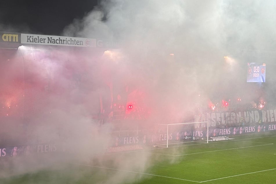 Die Hausherren zündeten gleich zu Beginn des Spiels Pyrotechnik.