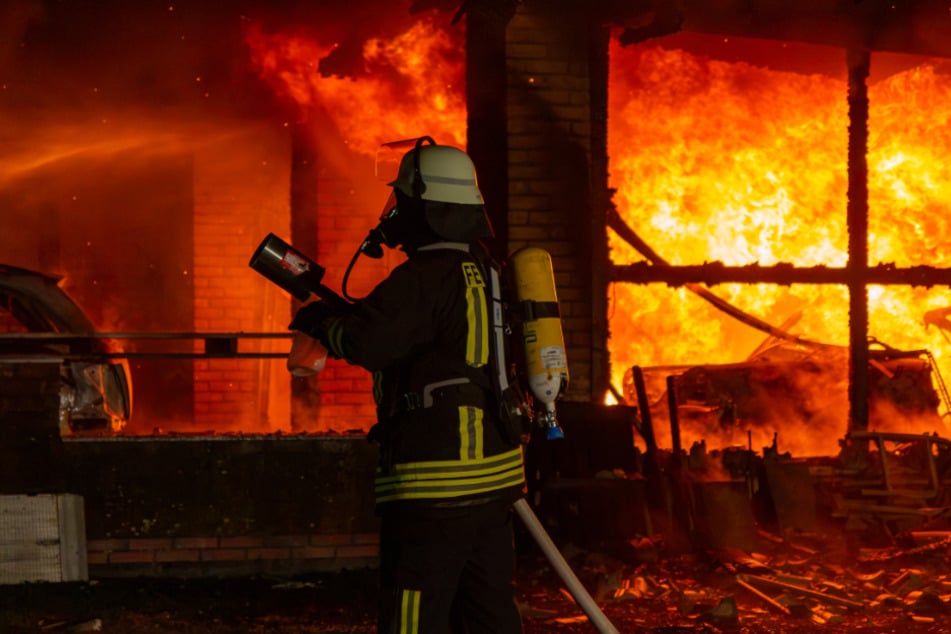 Die Feuerwehr kämpfte in der Gemeinde Mittelangeln stundenlang gegen die Flammen.