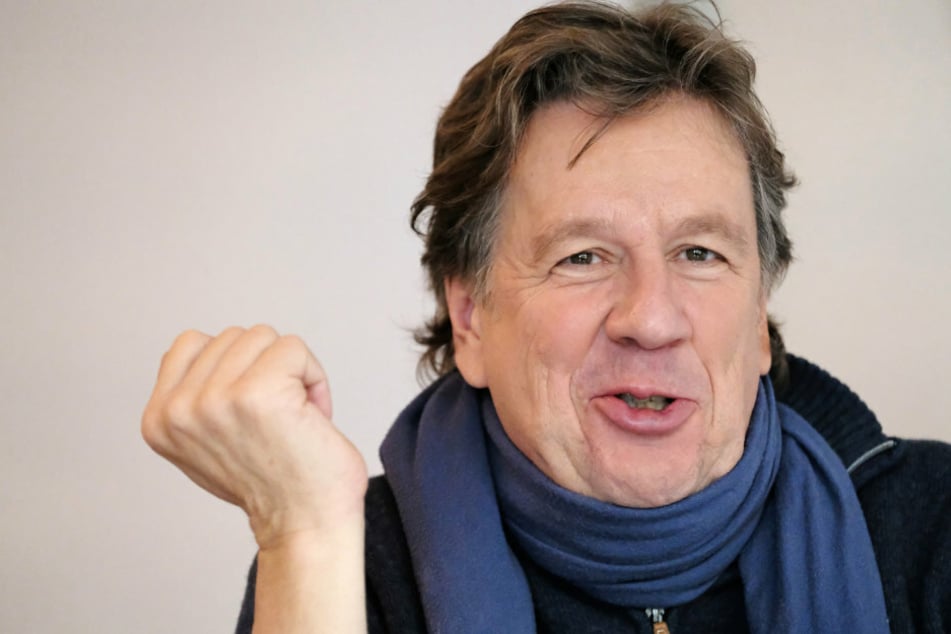 Jörg Kachelmann (62) lächelt beim Interview zur Talkshow "Riverboat" des Mitteldeutschen Rundfunks (MDR). (Archivbild)