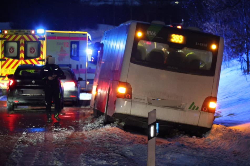 Unfall im Erzgebirge: Expressbus rutscht in Straßengraben