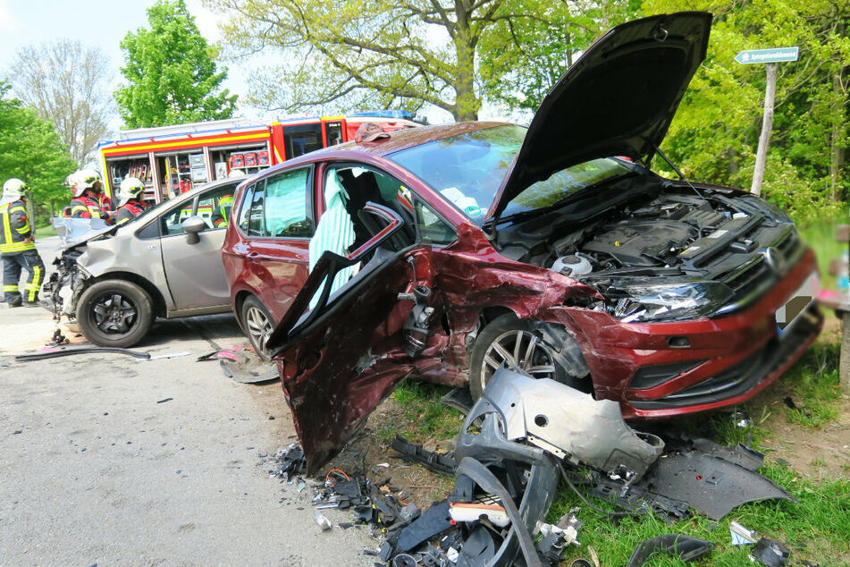 Schwerer Kreuzungs-Crash im Erzgebirge: Mehrere Verletzte