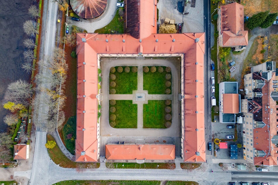 Vogelperspektive auf den historischen Innenhof des Landgestüts Moritzburg, Herberge für 85 Zuchthengste.