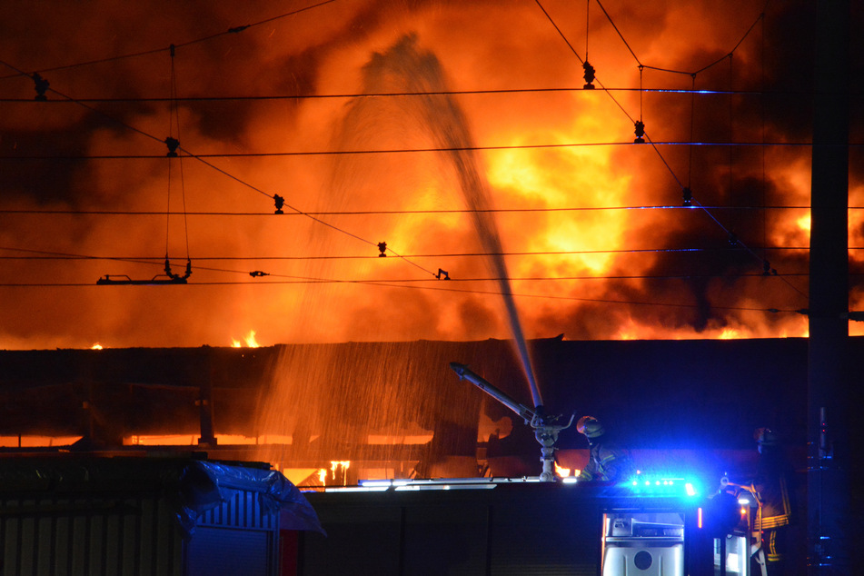 Der Schaden liegt bei fast 50 Millionen Euro. 125 Kameraden der Feuerwehr löschten das Feuer.