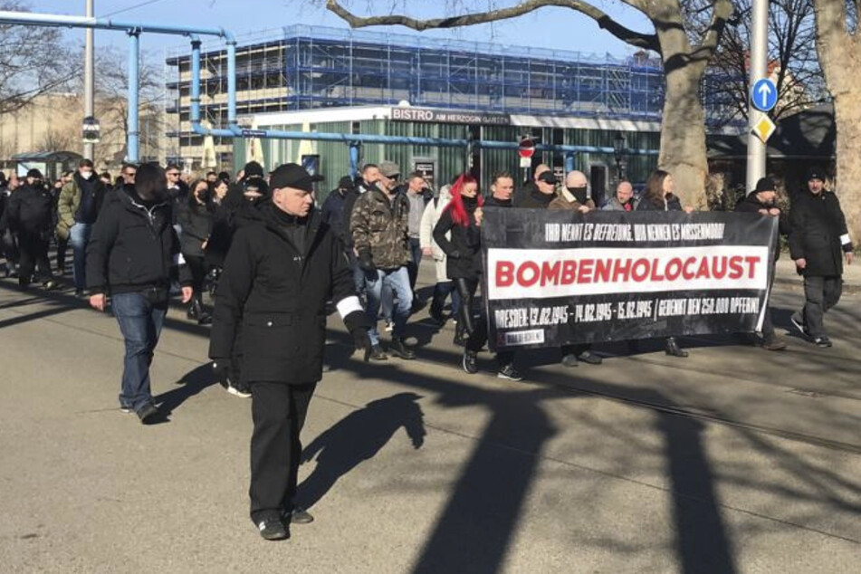 Ein Fall von Antisemitismus: Neonazis zogen zum Gedenktag der Zerstörung Dresdens mit dem Banner "Bombenholocaust" durch die Stadt.