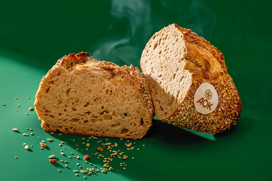 Mehrere Saaten vereinen sich zu einem nussigen Geschmack im neuen Körnerbrot der AOK PLUS und Lidl.