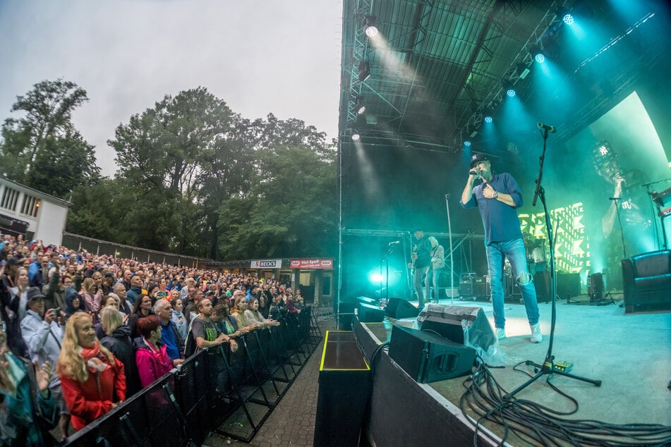 Die Fans vor der Bühne zeigten sich begeistert, sangen unter anderem "Won’t Forget These Days" lautstark mit.