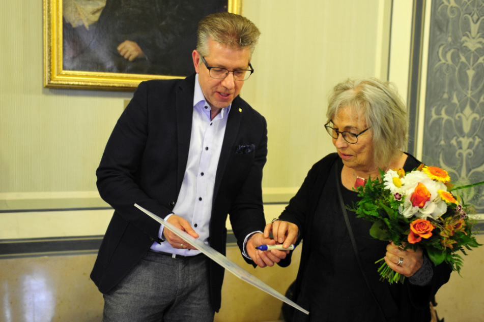 Sozialbürgermeister Ralph Burhart (59, l.) bedankte sich bei Roswitha Bethe für das soziale und finanzielle Engagement.