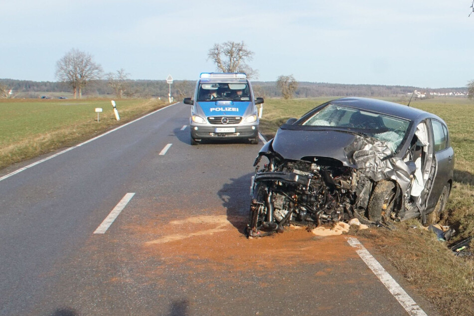 Auf glatter Straße: Seat kracht gegen Baum, Fahrer schwer verletzt