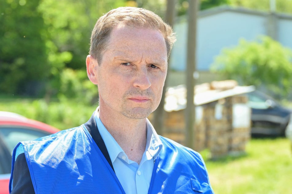 LKA-Sprecher Kay Anders (43) während der Razzia in Halsbrücke.