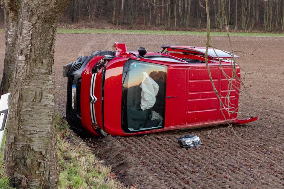 Der rote Transporter blieb nach dem Unfall auf der Seite liegen.