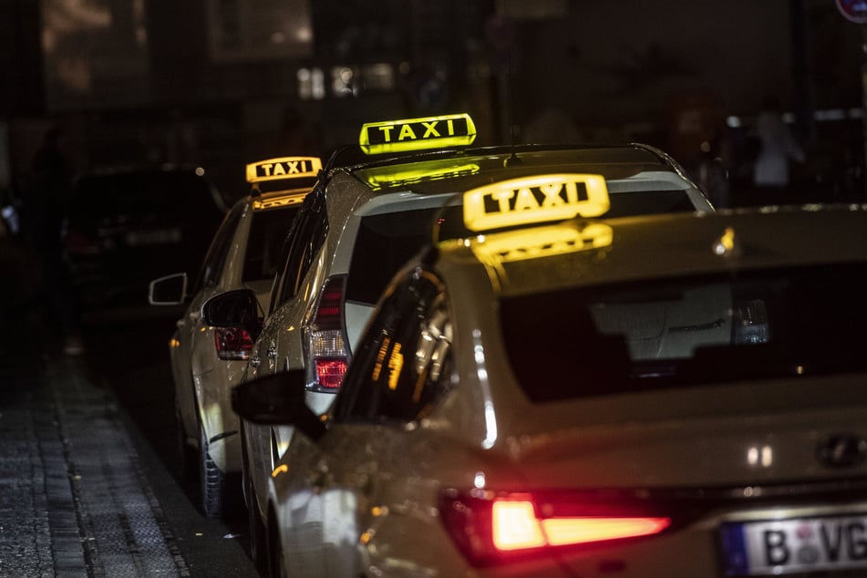 Ein Taxifahrer in Friedrichshain wurde in der Nacht Opfer eines räuberischen Diebstahls. (Symbolbild)