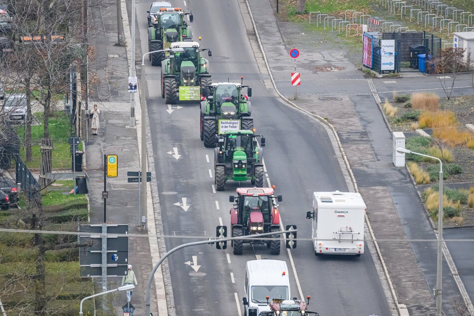 Die Landwirte fahren mit ihren Traktoren auf der Magdeburger Straße zum Sächsischen Landtag.