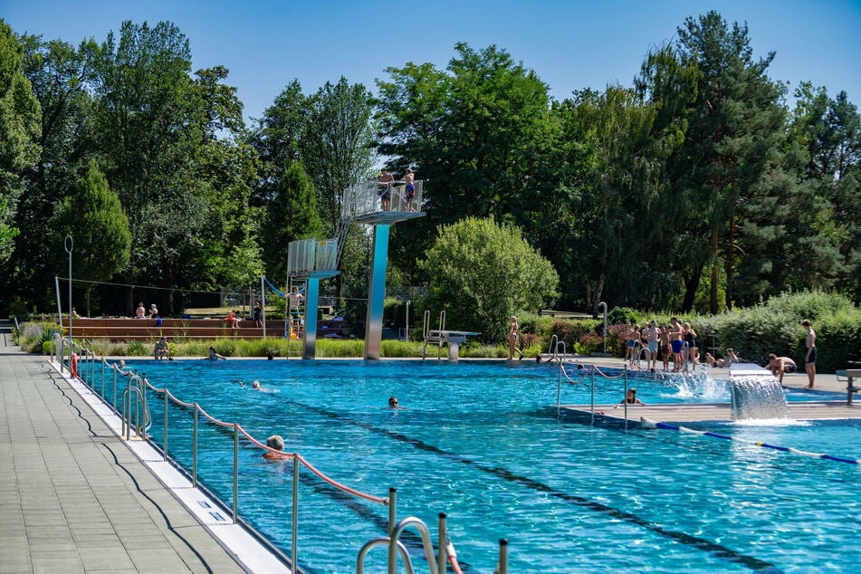 Und hinein ins kühle Nass! Egal ob Sprungturm oder Bahnen schwimmen, in den Freibädern hat man die Möglichkeit, beides zu tun. Hier im Bild: das Freibad Wostra. (Archivbild)
