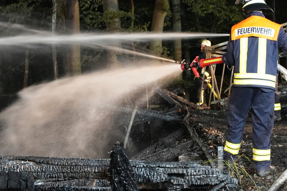 Zahlreiche Feuerwehr-Kräfte aus umliegenden Orten rückten aus, um einen Brand beim SKG Ober-Beerbach in Seeheim-Jugenheim zu bekämpfen.