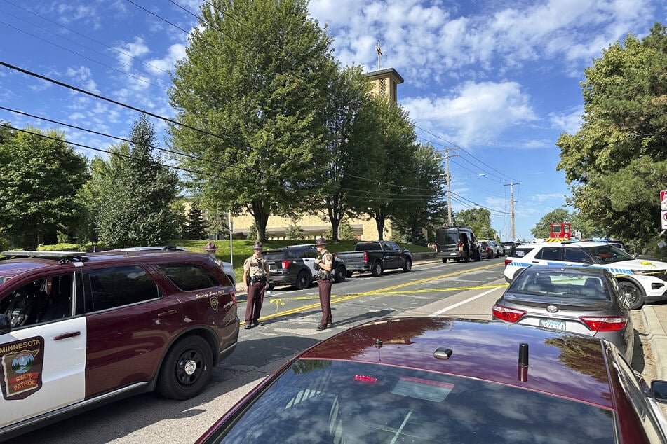 Polizeibeamte versammeln sich vor der Schule der Annunciation Church.