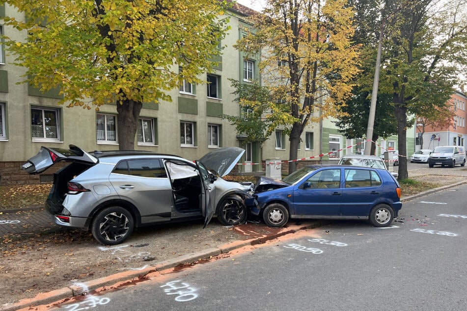 Dort ist ein Autofahrer in zwei parkende Wagen gekracht und infolgedessen gestorben.