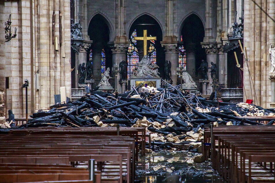 Trümmerteile und verkohlte Holzbalken türmen sich nach dem Brand im Inneren der Kathedrale Notre-Dame.