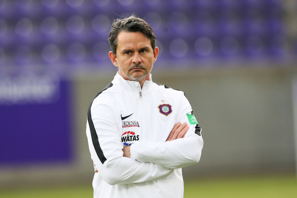 Erkennt den Sieg für Regensburg im Heimspiel am Sonntag an: Aue-Coach Dirk Schuster.