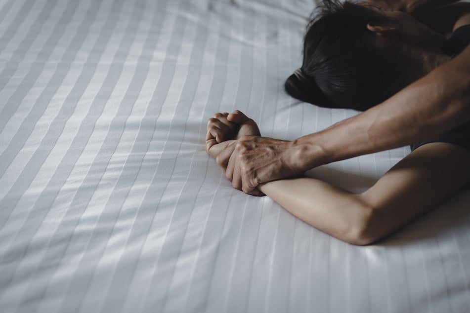 Die Frau hielt trotz der Misshandlungen lange an der Ehe fest, aus Angst vor den Drohungen ihres Mannes. (Symbolfoto)