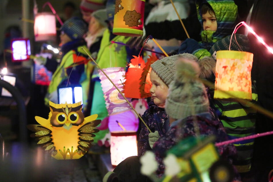 Kinder ziehen am mit ihren leuchtenden Laternen bei einem St. Martins-Umzug durch Riedlingen.
