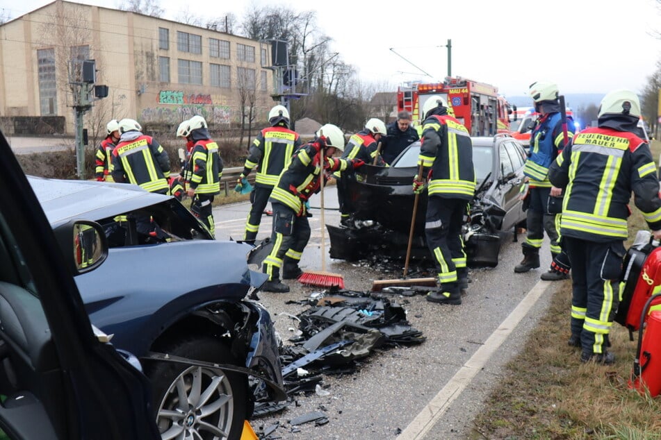 Die Feuerwehr arbeitete an der Beseitigung der Trümmerteile.