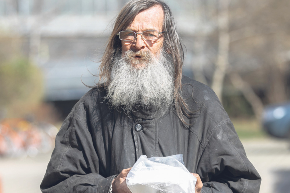 Matthias Michael (59) holt sich jeden Tag um 12.30 Uhr sein Mittag im Tagestreff ab.