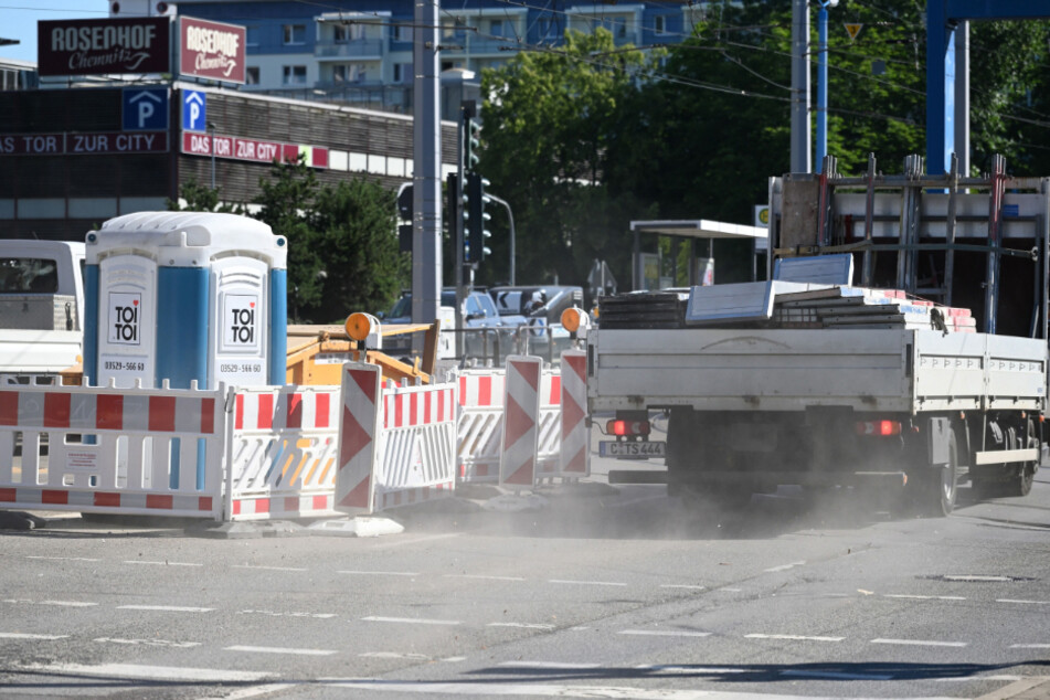 Eine nicht gesäuberte Fahrspur in der Zwickauer Straße löste Staubwirbel aus und ließ Steinchen fliegen.