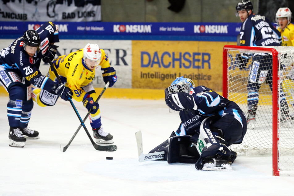 Eislöwen-Verteidiger Kevin Lavallee (l.) wird erst in der Saison daheim auf Tomas Andres und seine Füchse treffen.