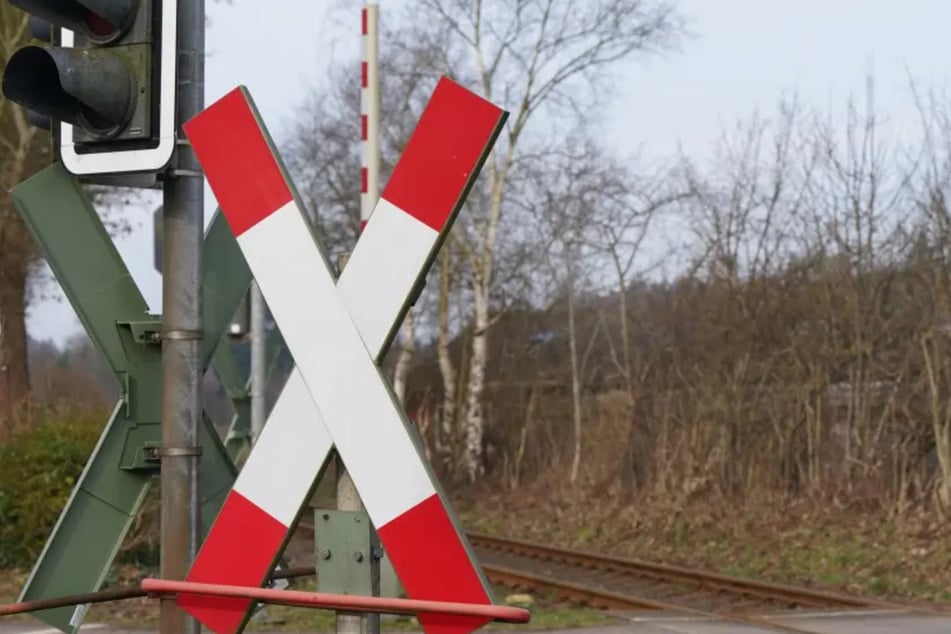 An einem unbeschrankten Bahnübergang kam es zum Zusammenstoß. (Symbolbild)