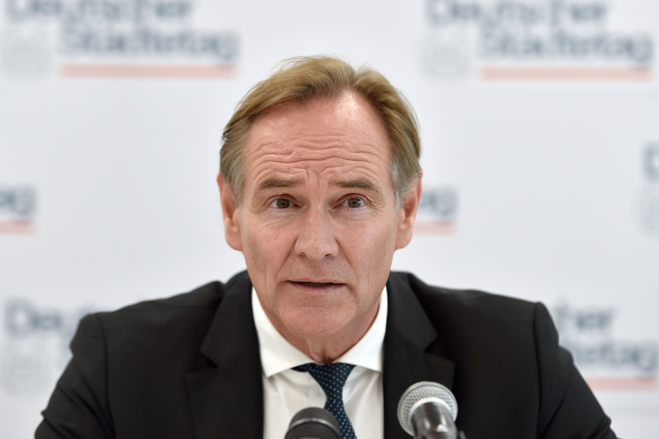 Leipzigs OB Burkhard Jung (62, SPD) hat sich in häusliche Isolation begeben.